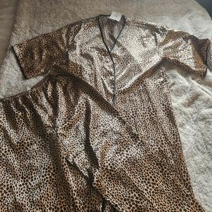 2/20$ 💜 New Luxuries Natori Leopatd Print  Loungewear Combo